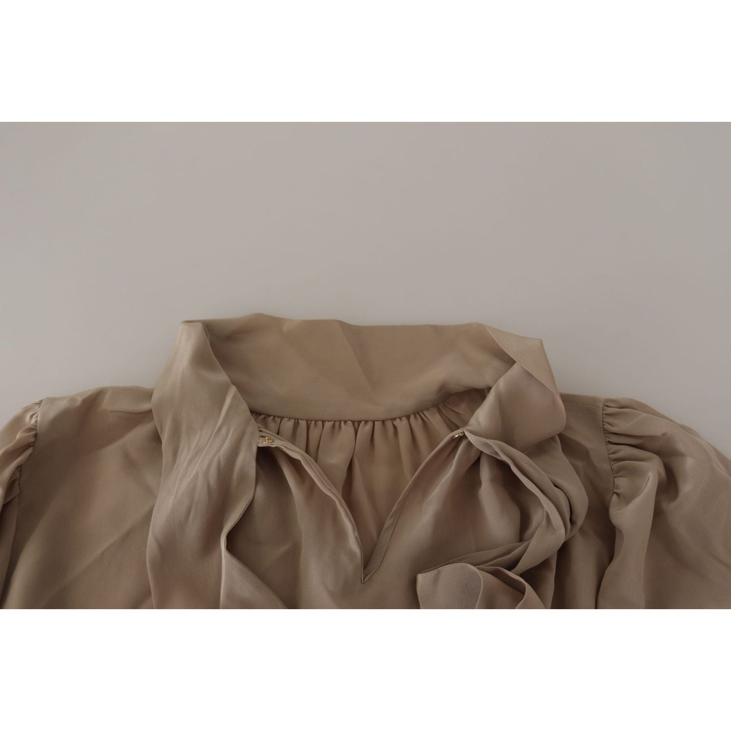 بلوزة دولتشي آند غابانا الحريرية الأنيقة بياقة أسكوت