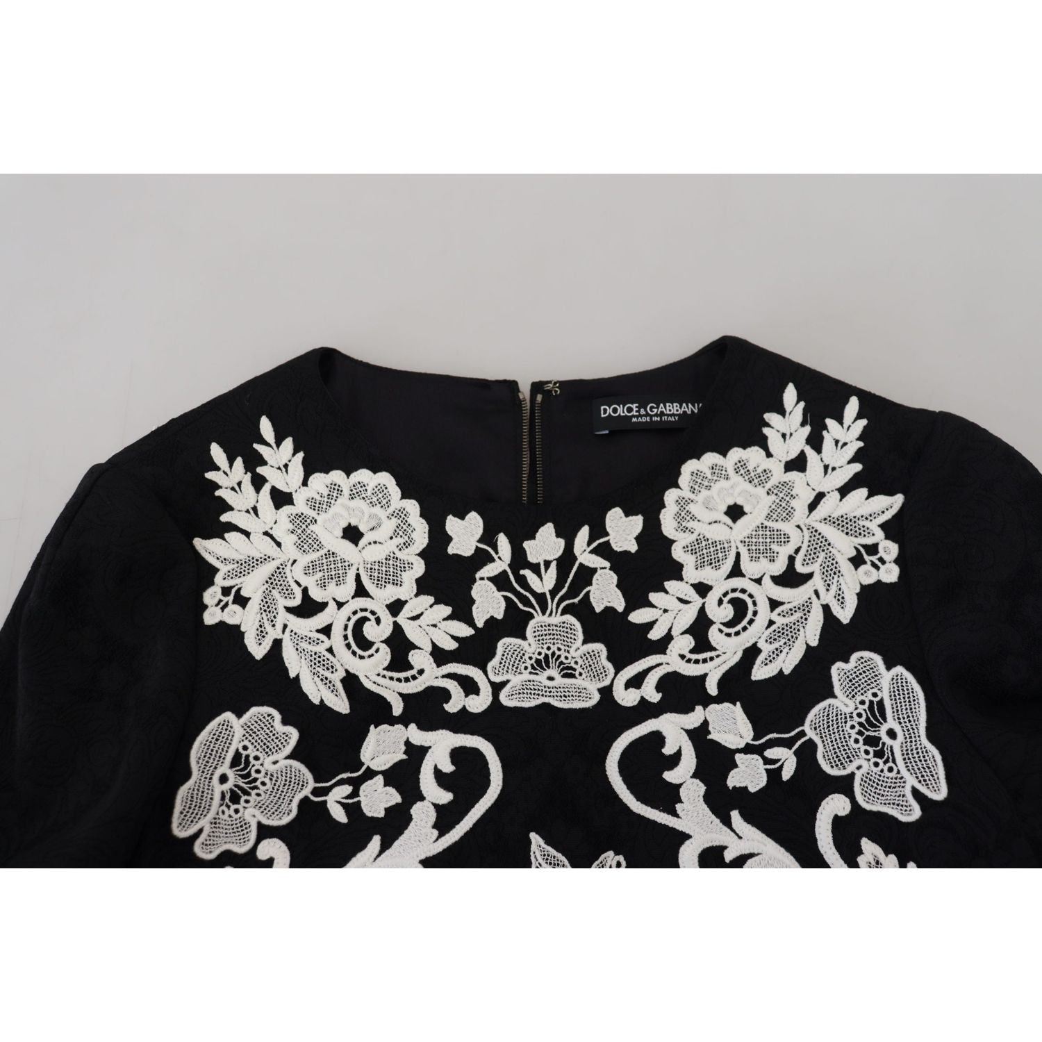 带蕾丝边的优雅黑色 A 字迷你连衣裙