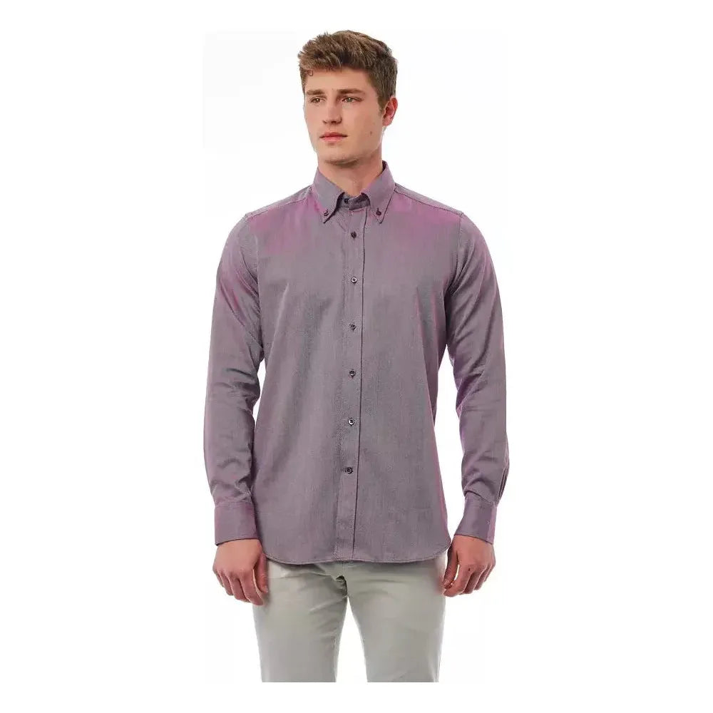 优雅的勃艮第色纽扣衬衫