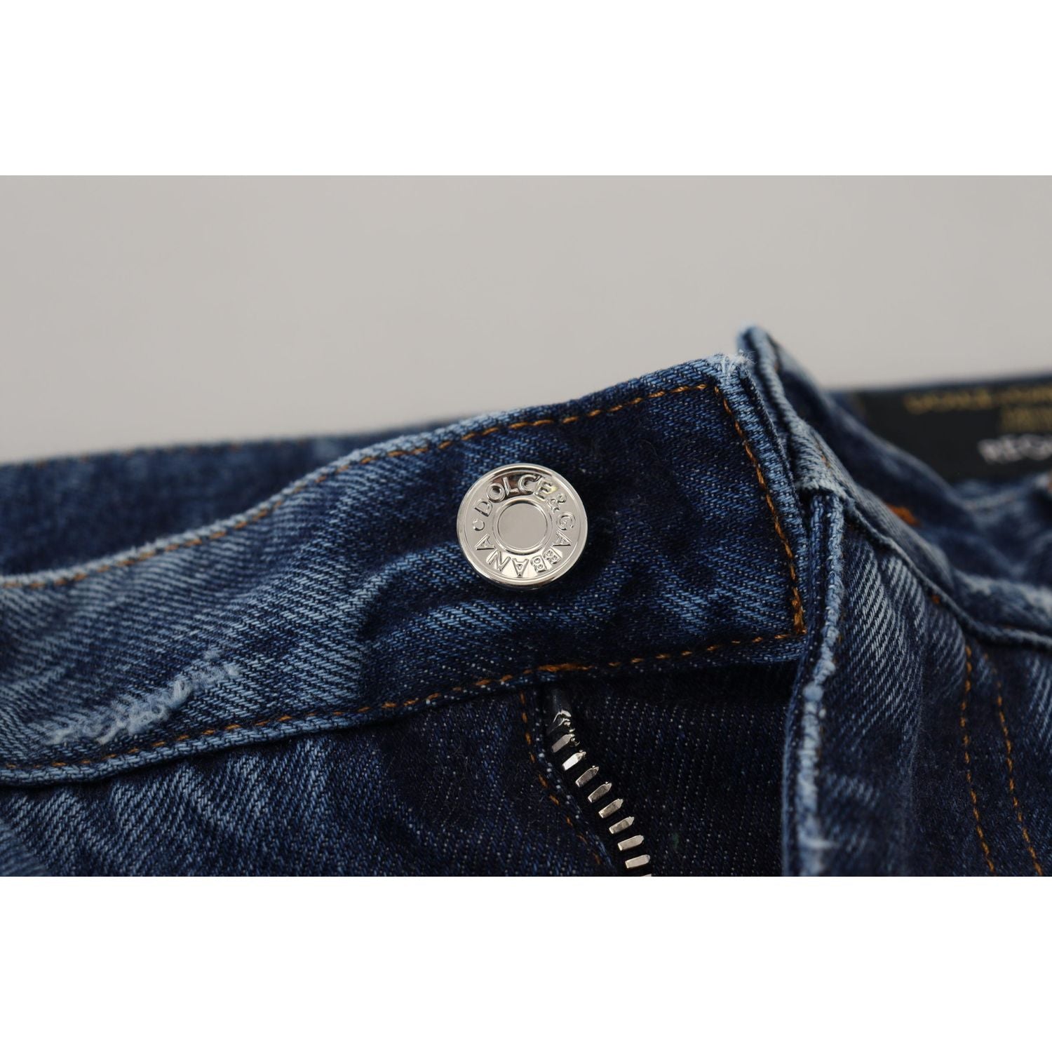 适合现代男士的时尚破洞牛仔裤