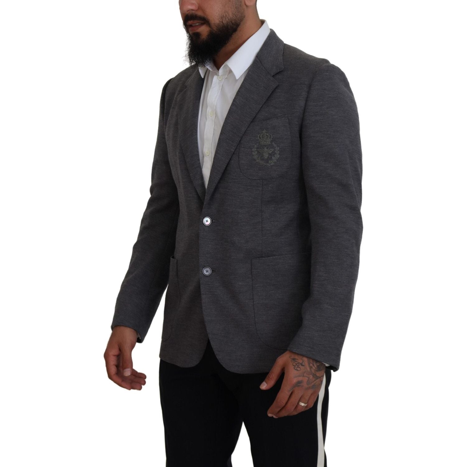 优雅的灰色羊毛西装外套，配以蜜蜂皇冠刺绣