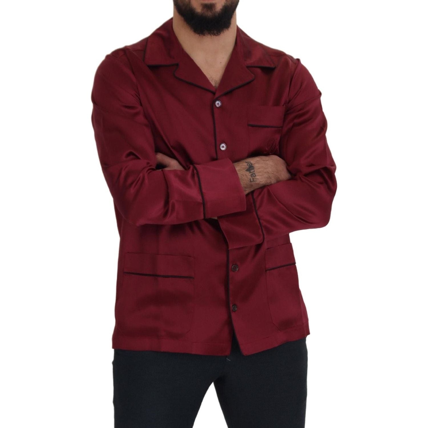 بيجامة نوم أنيقة من الحرير باللون الأحمر من دولتشي آند غابانا