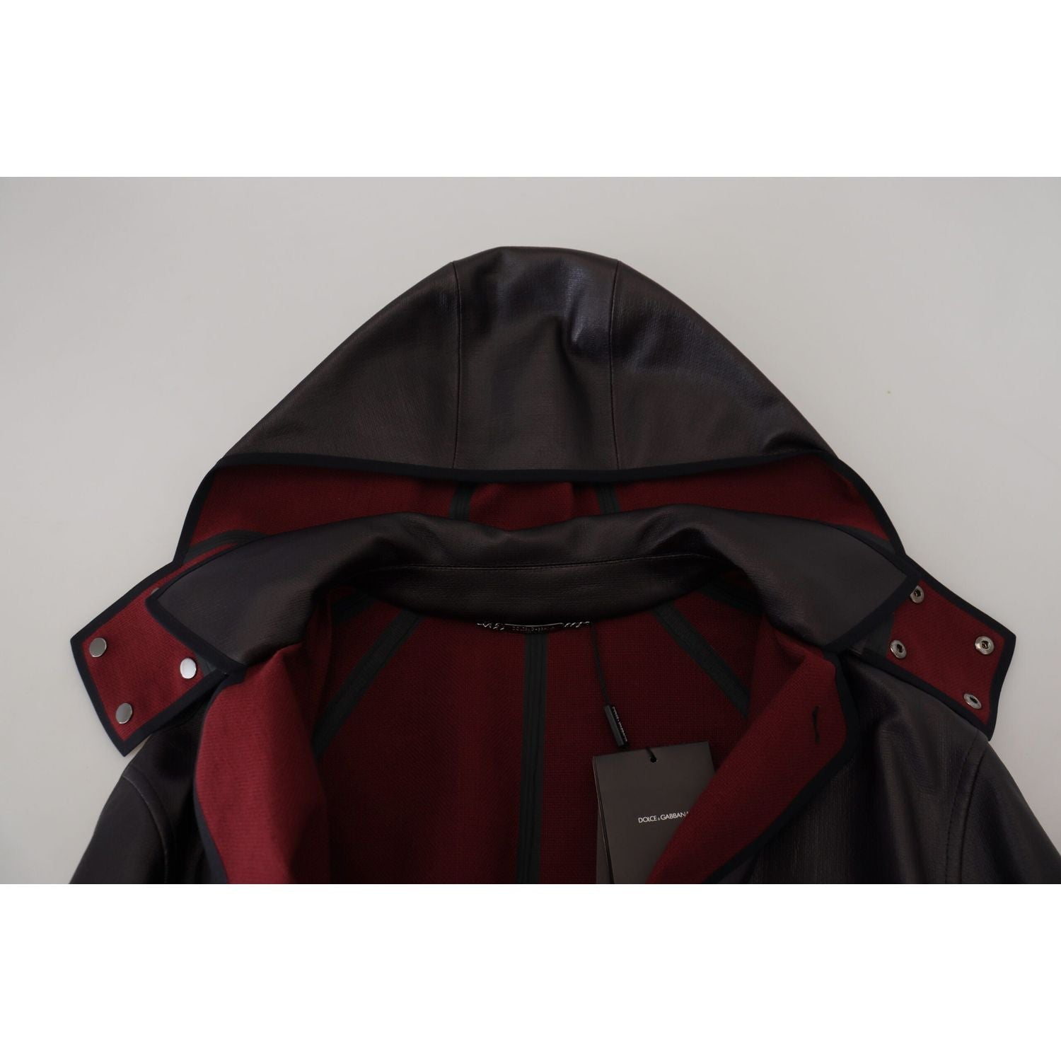 优雅的黑色和波尔多红连帽派克大衣