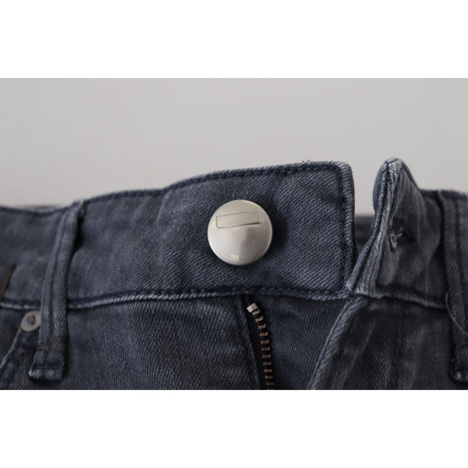 别致的灰色低腰紧身牛仔裤