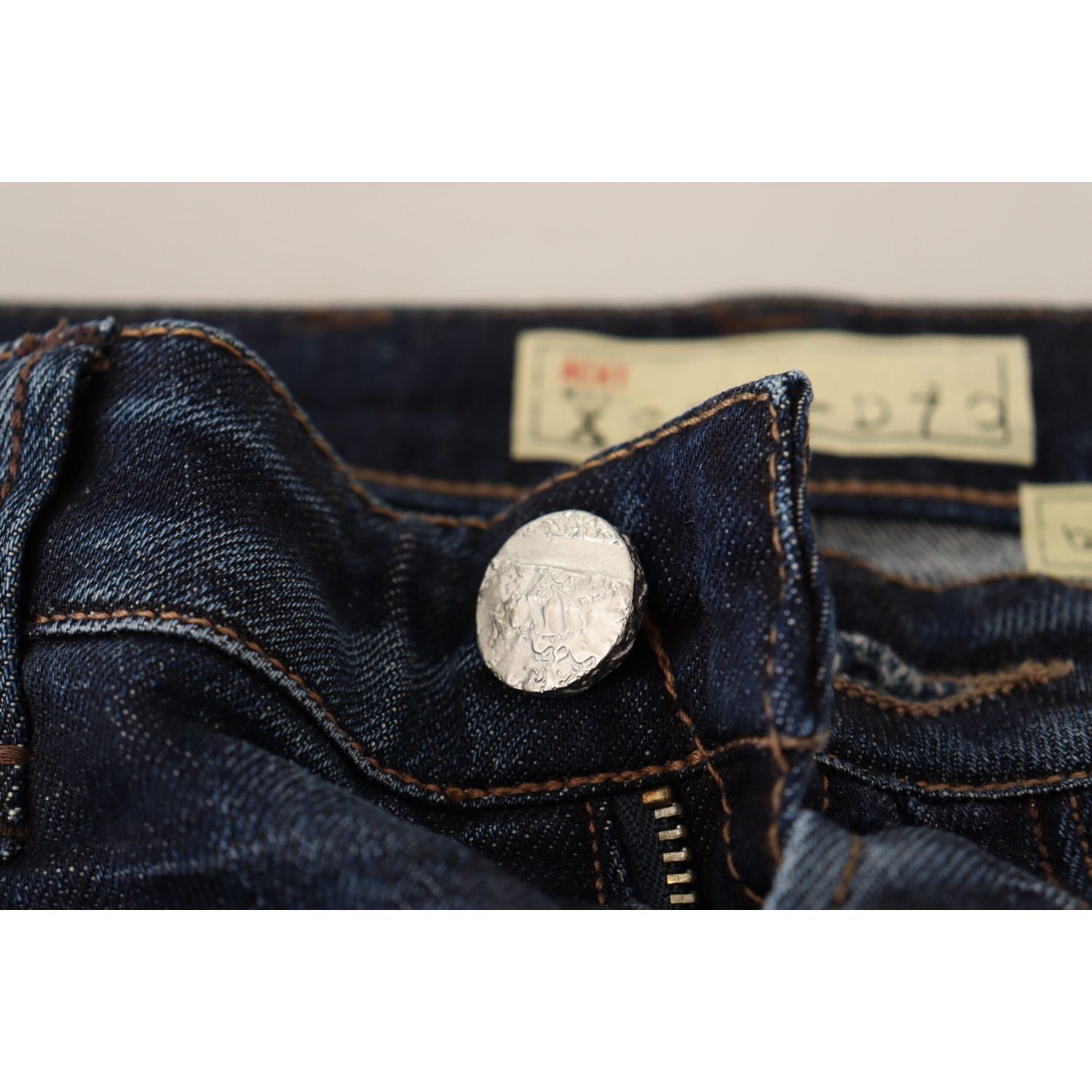 时尚修身蓝色洗水牛仔裤