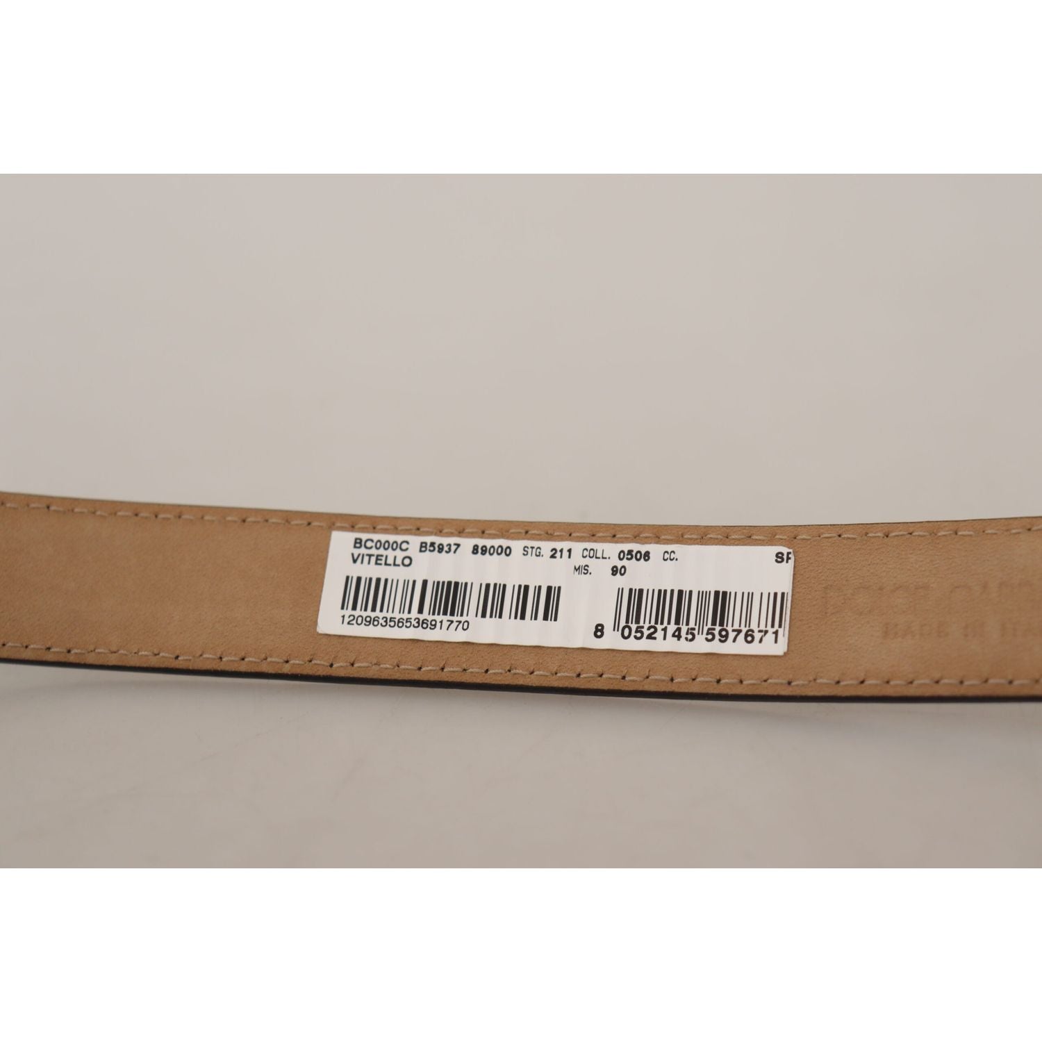 带金属扣的时尚黑色皮带