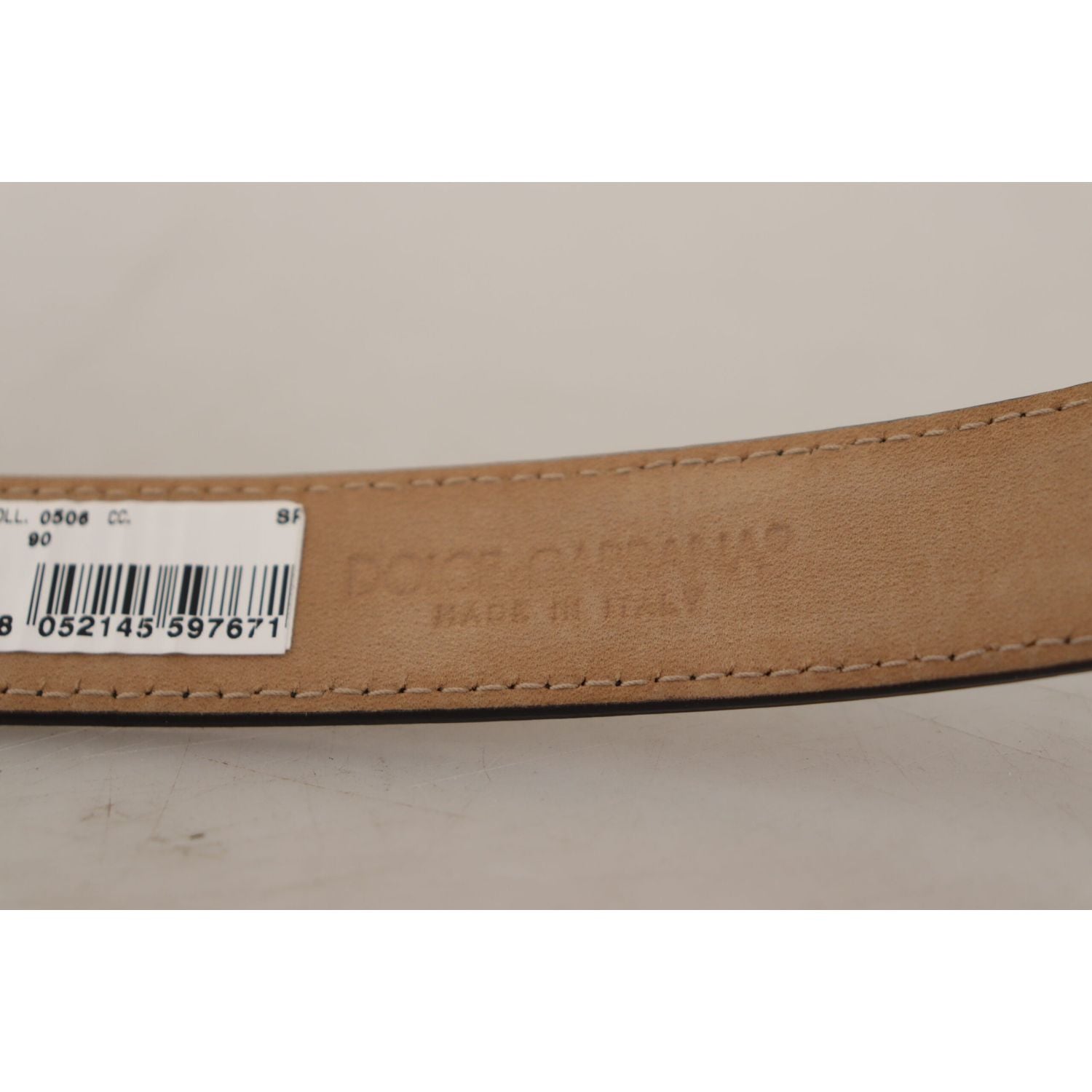 带金属扣的时尚黑色皮带