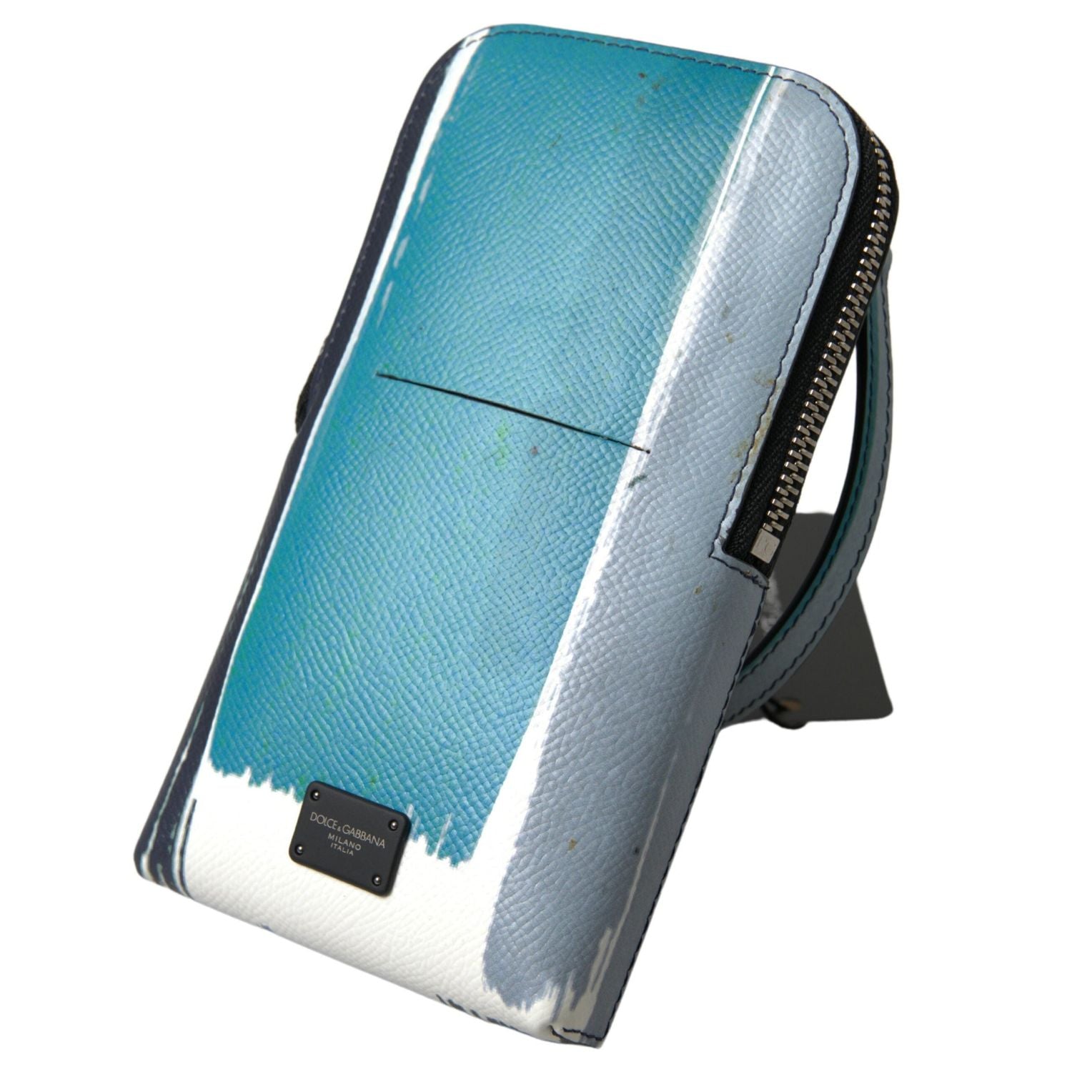 Front view with bag zipped and handles upright.