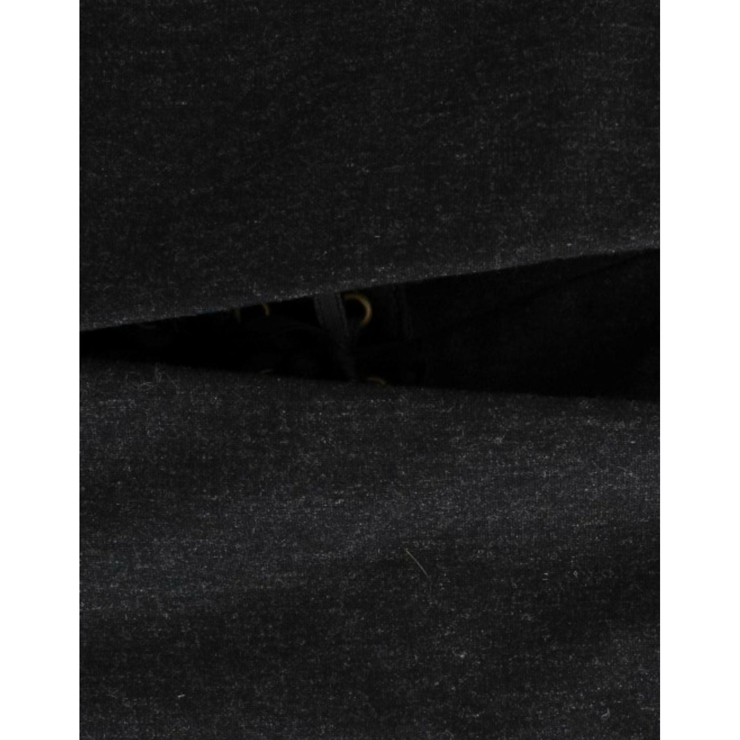 优雅的灰色露肩连衣裙，带有金色点缀