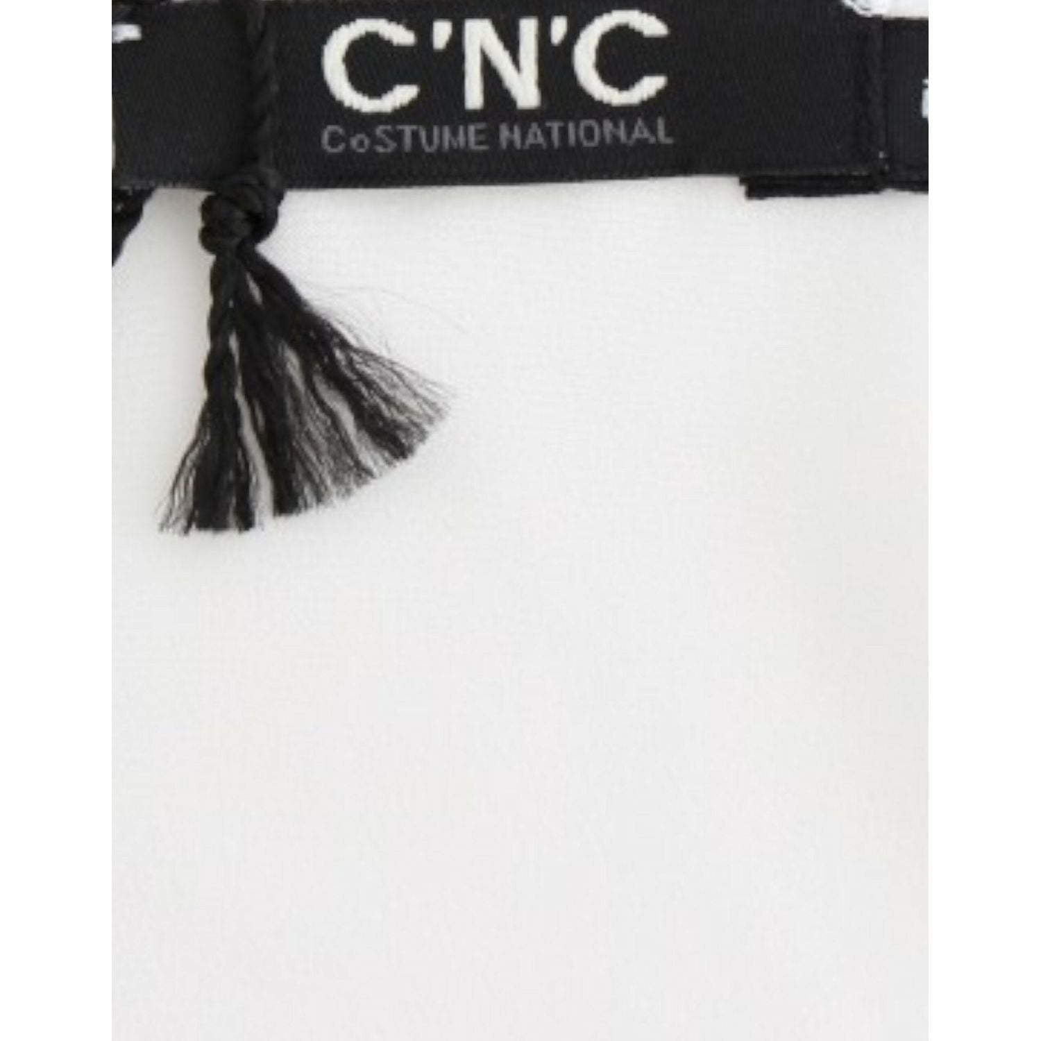 تي شيرت أبيض أنيق بفتحة رقبة على شكل حرف V مطبوع عليه شعار National Chic