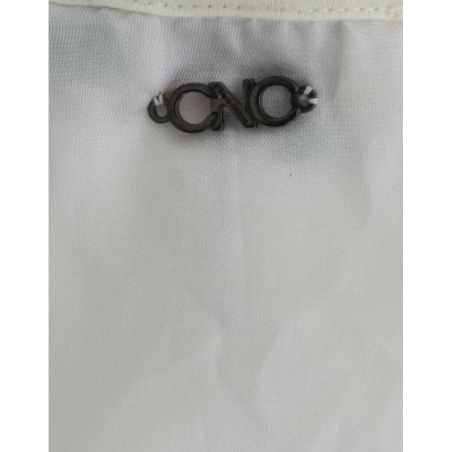 别致的白色莫代尔膝上连衣裙