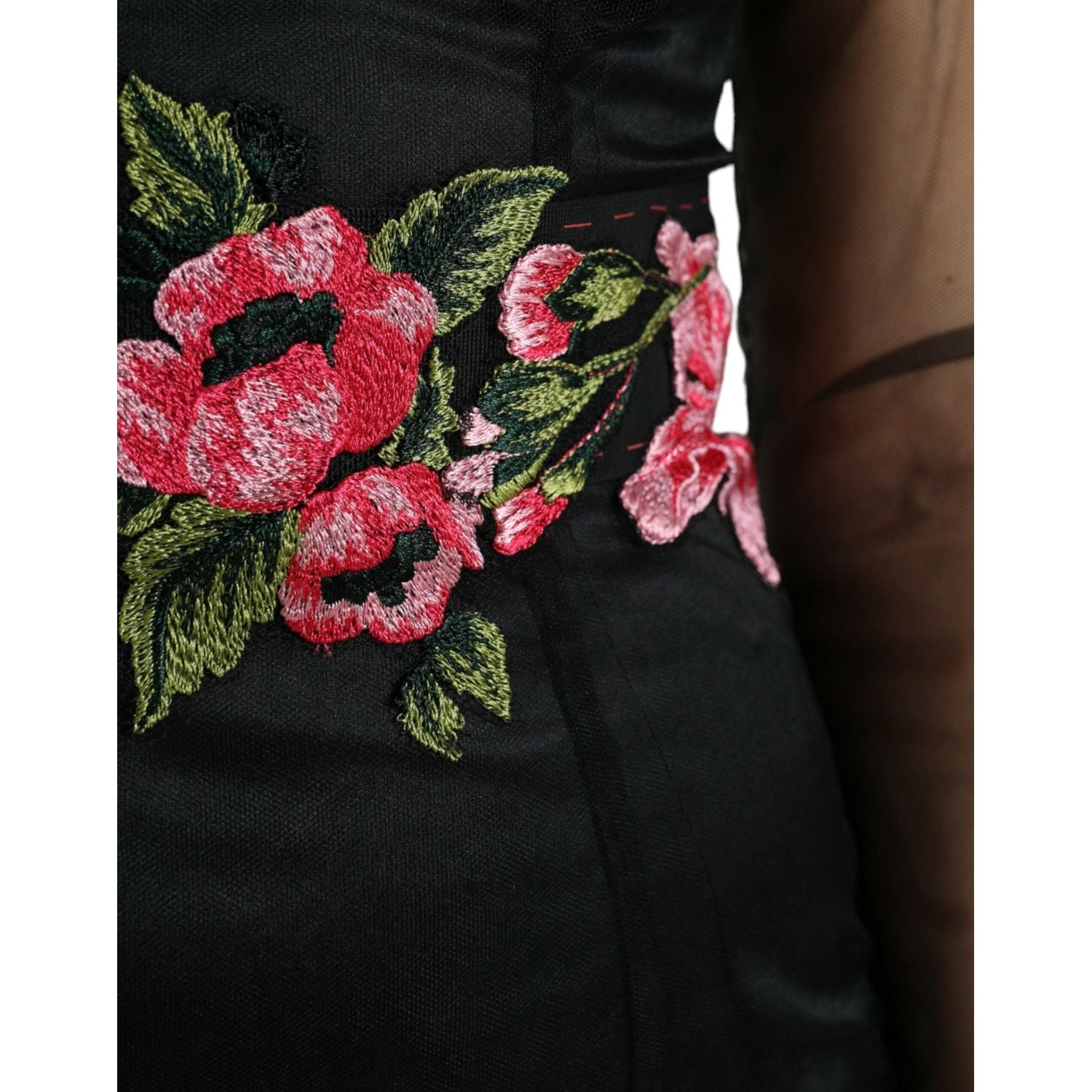 فستان سهرة طويل من التول المطرز بالورود من دولتشي آند غابانا