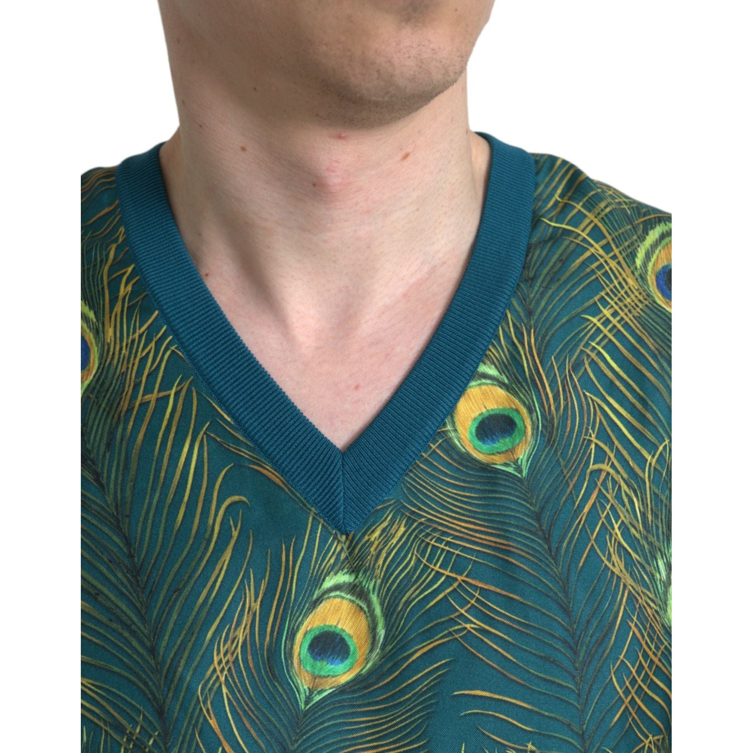 سترة من الحرير بفتحة رقبة على شكل حرف V ومزينة بريش الطاووس من دولتشي آند غابانا