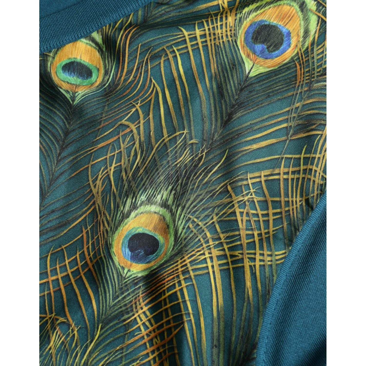 سترة من الحرير بفتحة رقبة على شكل حرف V ومزينة بريش الطاووس من دولتشي آند غابانا