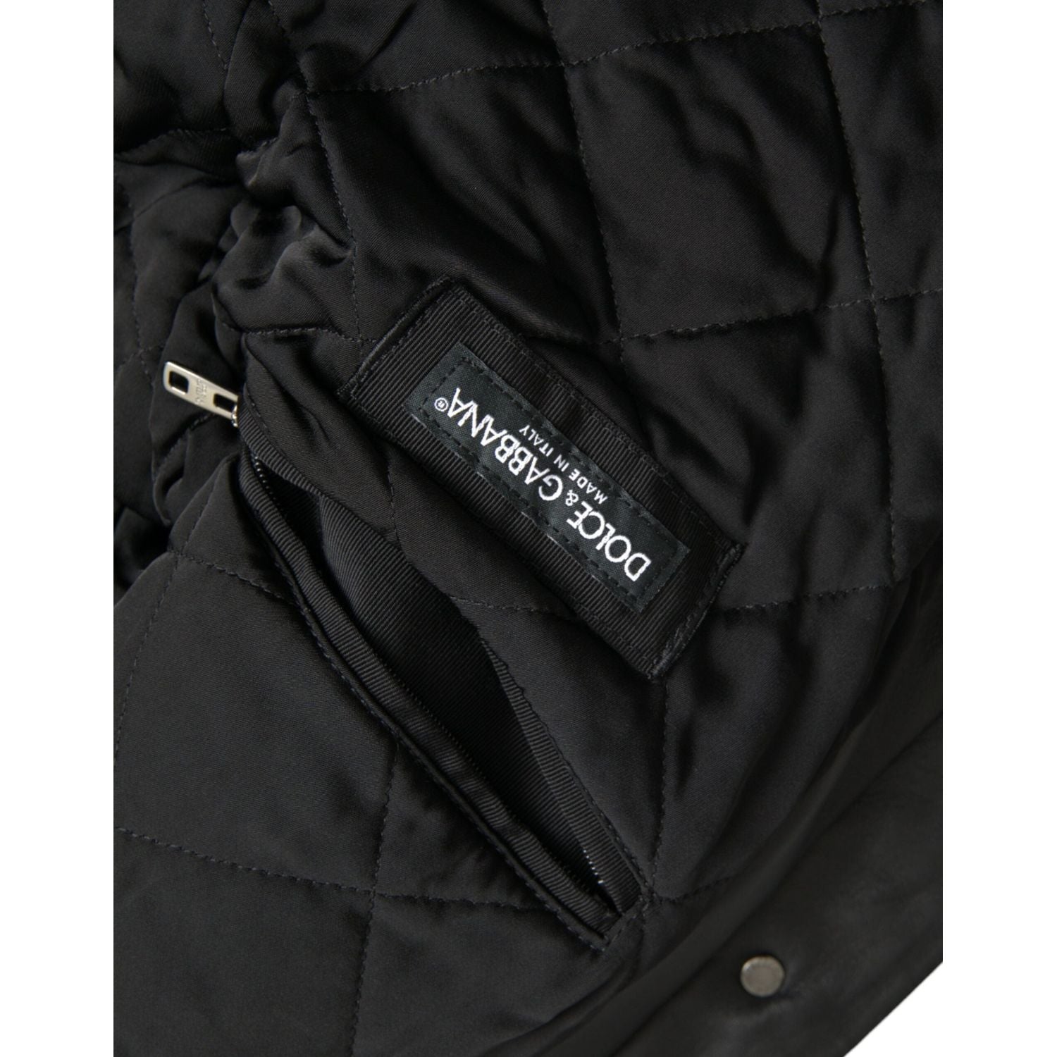 جاكيت بايكر من دولتشي آند غابانا مصنوع من الجلد الأسود مع ياقة من الفرو