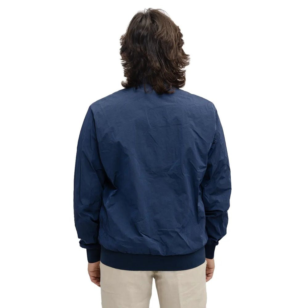 Front view with bag zipped and handles upright.