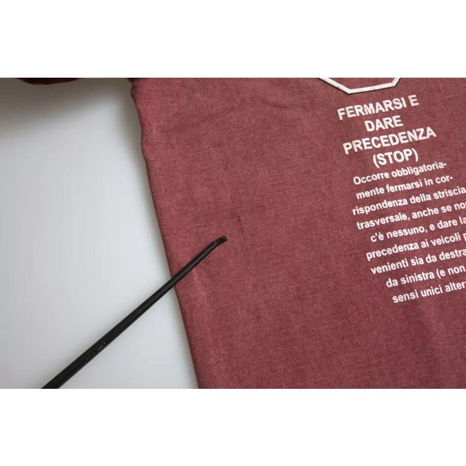 تي شيرت Dolce &amp; Gabbana بطبعة كستنائية ورقبة دائرية وأكمام قصيرة