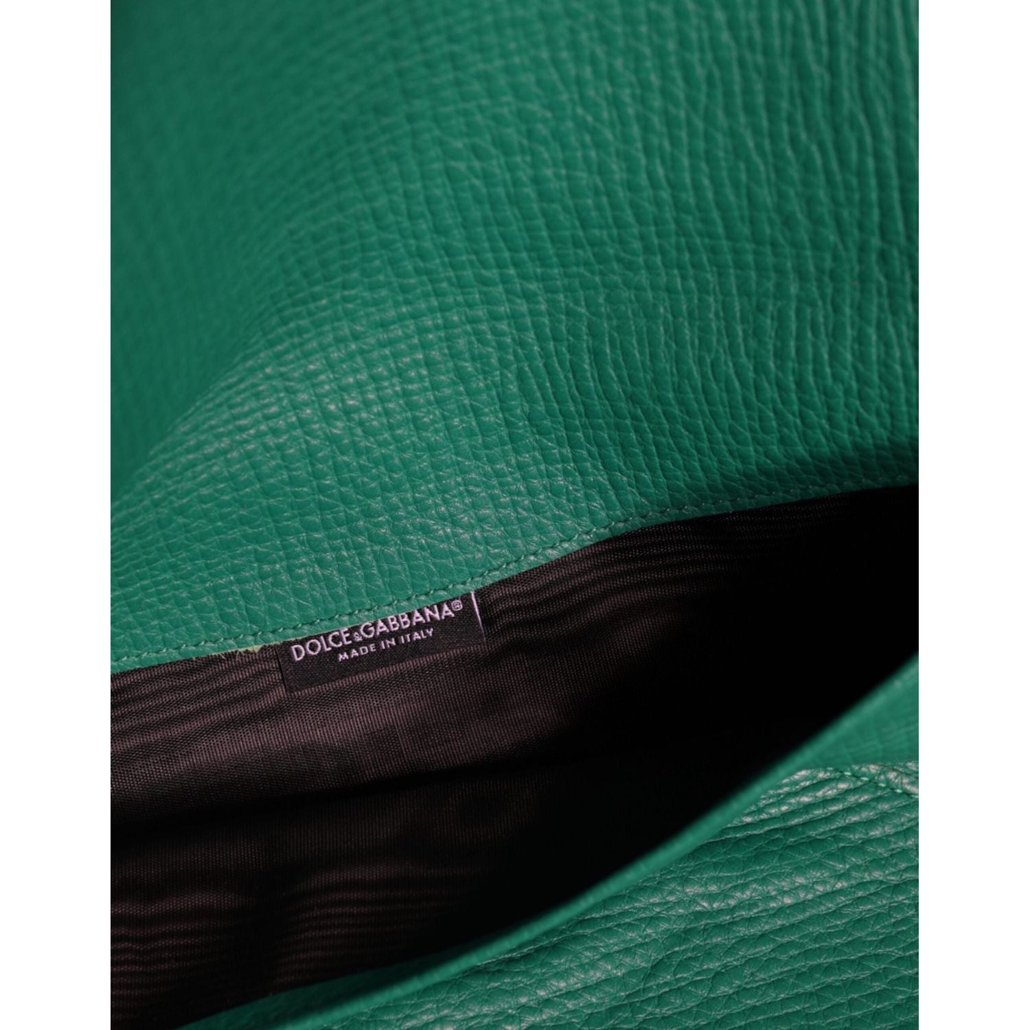 حقيبة يد صغيرة من الجلد باللون الأخضر من دولتشي آند غابانا مع حافظة للكمبيوتر اللوحي