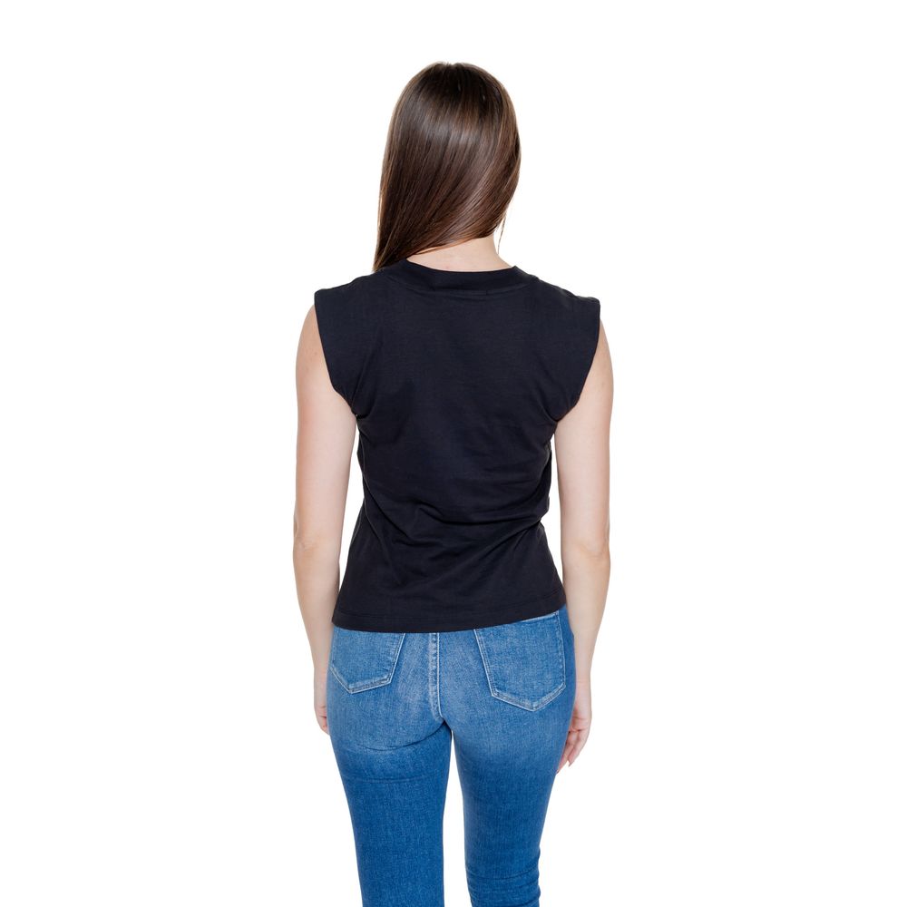 Front view with bag zipped and handles upright.
