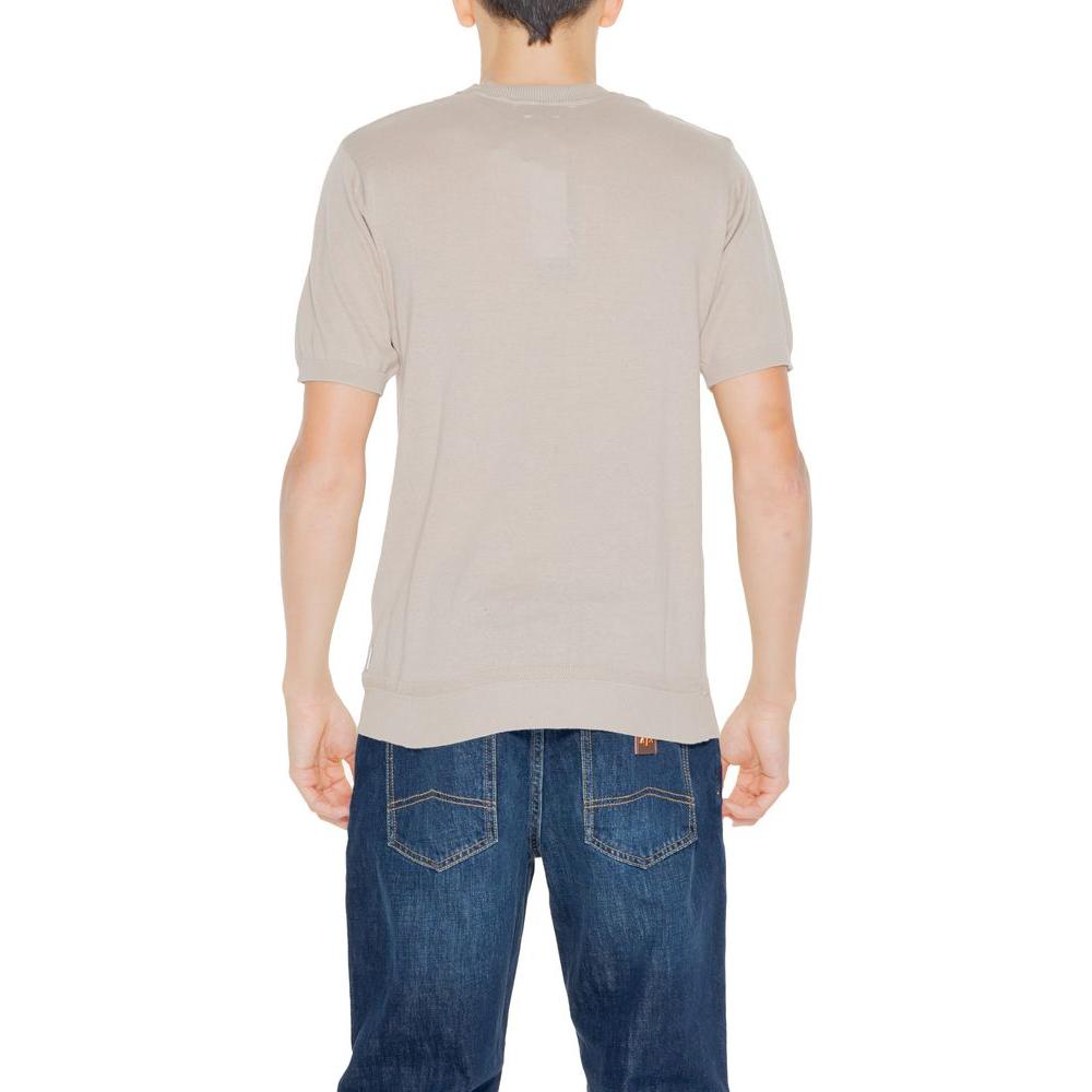 Front view with bag zipped and handles upright.
