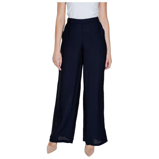 Woman wearing Vero Moda black viscose pants, ideal for spring/summer collection, made of 80% viscose and 20% nylon. Regular fit style.