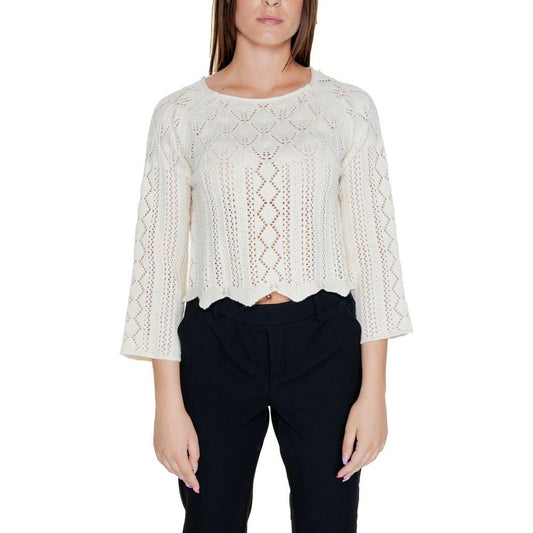 Woman wearing Vero Moda beige cotton top, part of spring/summer collection. Features 60% cotton, 40% acrylic composition, stylish design.
