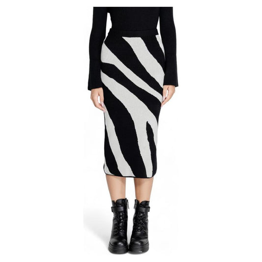 Black and white zebra-striped skirt paired with black boots, part of Vero Moda's Fall/Winter collection for women's skirts.