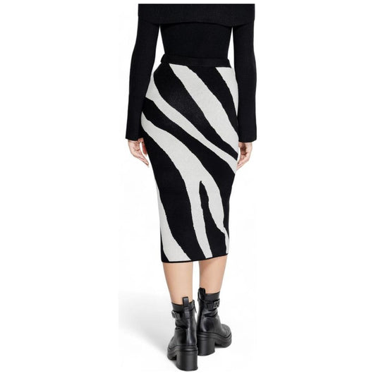 Rear view of a woman wearing a Vero Moda black and white zebra print viscose skirt, fall/winter collection.