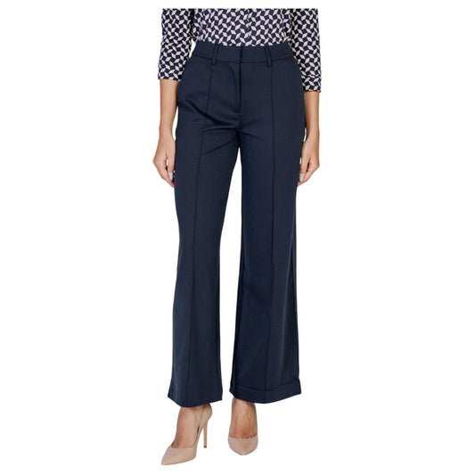 Woman wearing ICHI blue polyester pants, featuring a fall/winter style ideal for women's fashion, composed of polyester, viscose, and elastane.