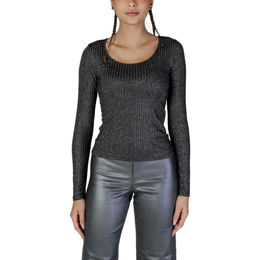 Vero Moda black recycled polyester long-sleeved t-shirt for women, fall/winter collection, featuring a scoop neckline and sleek fit.