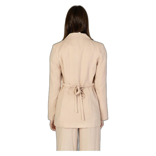 Back view of Vero Moda pink viscose blazer for women, spring/summer collection, 81% viscose, 19% nylon, tied waist, elegant design.