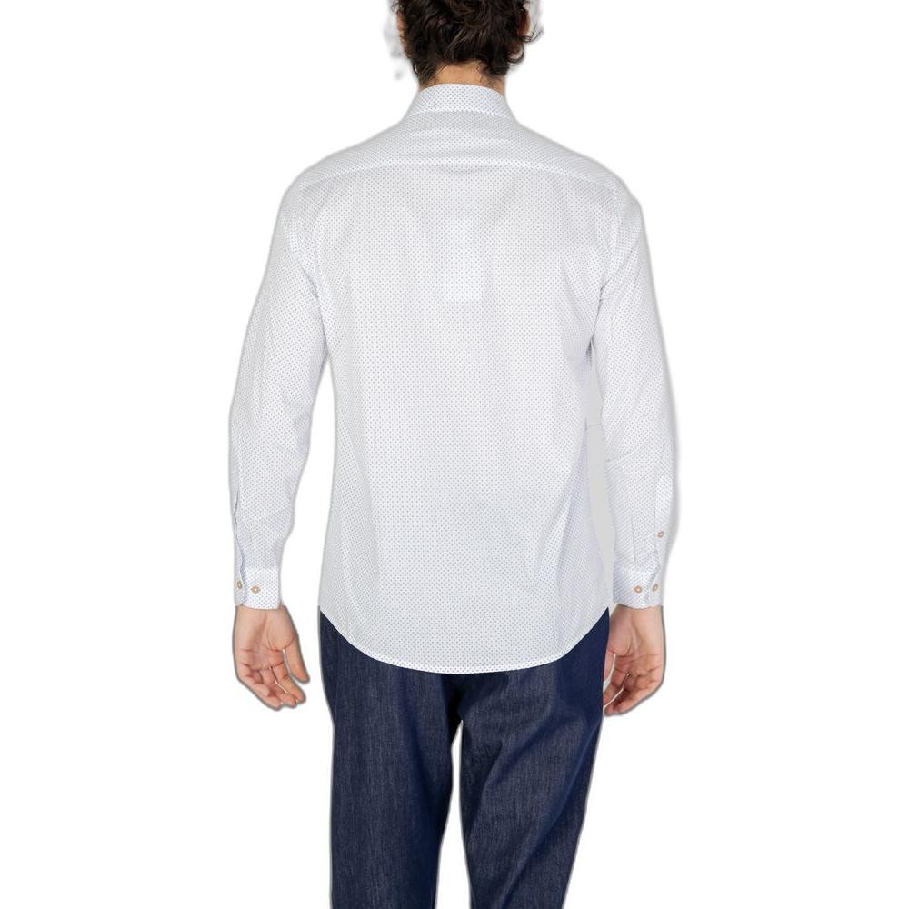 Front view with bag zipped and handles upright.