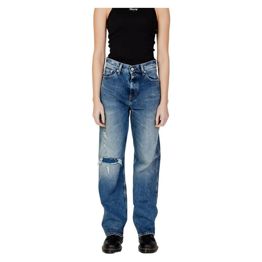 Woman wearing Tommy Hilfiger blue mom jeans made of recycled cotton and elastane, spring/summer collection.