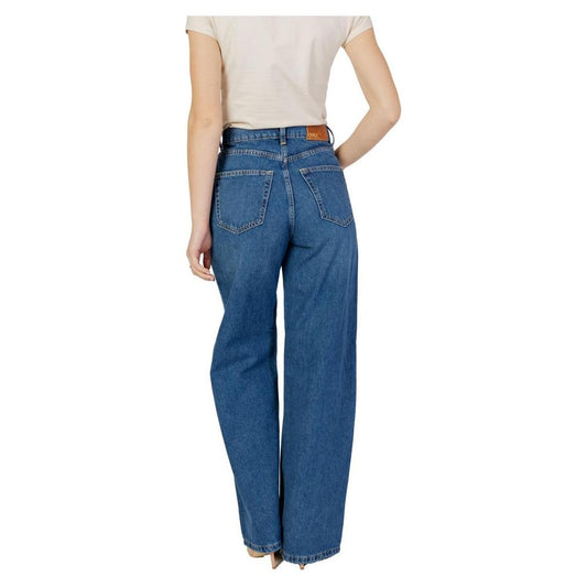 Women's baggy blue jeans, 100% cotton, back view. Perfect for autumn/winter fashion. Casual and stylish jeans for women.