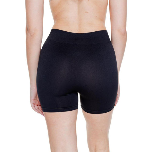 Back view of Vero Moda black polyamide women's shorts for spring/summer collection, featuring a comfortable elastic waistband.