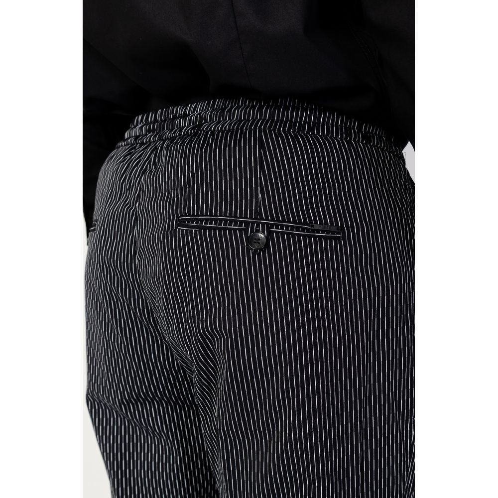 Front view with bag zipped and handles upright.