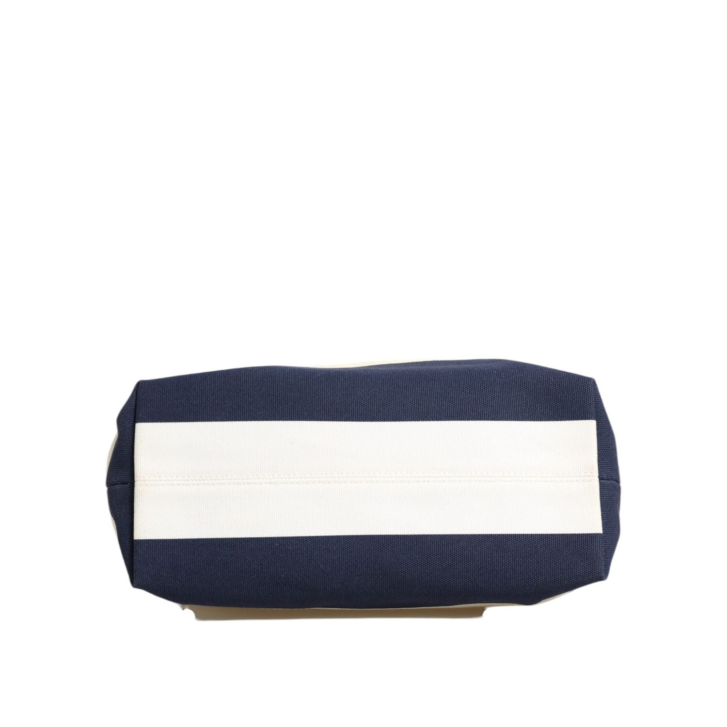 Front view with bag zipped and handles upright.