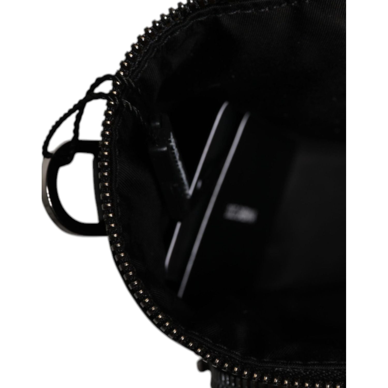 Front view with bag zipped and handles upright.