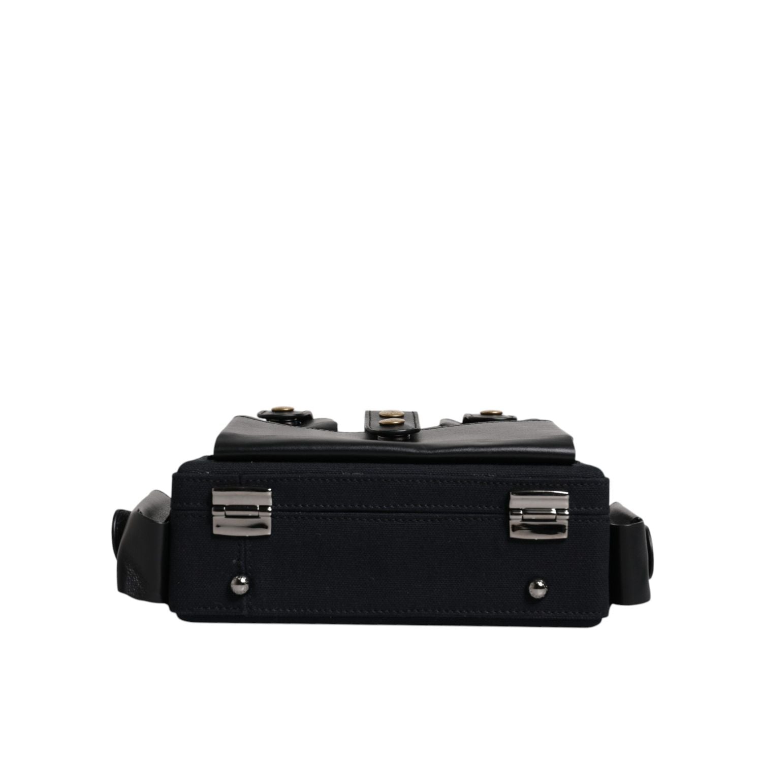 Front view with bag zipped and handles upright.