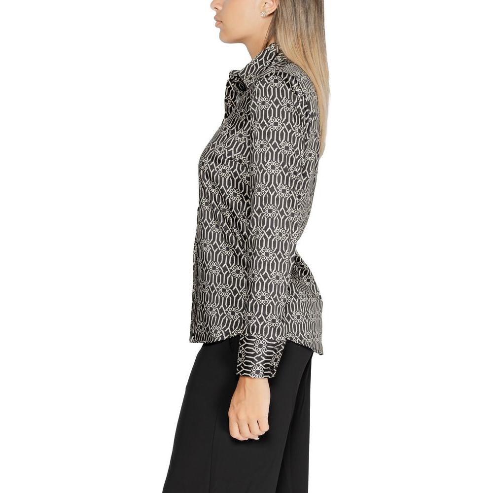 Front view with bag zipped and handles upright.