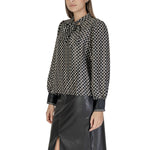 Woman wearing an Only Black Recycled Polyester Shirt from the Fall/Winter collection, made with 68% recycled polyester.