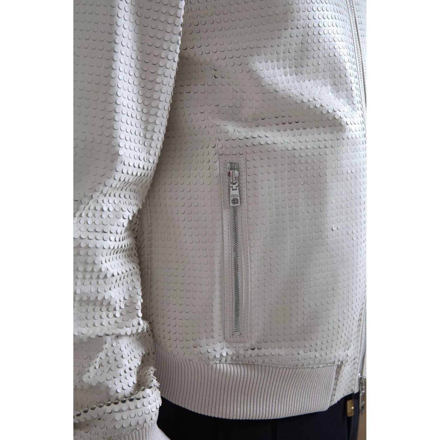 Front view with bag zipped and handles upright.