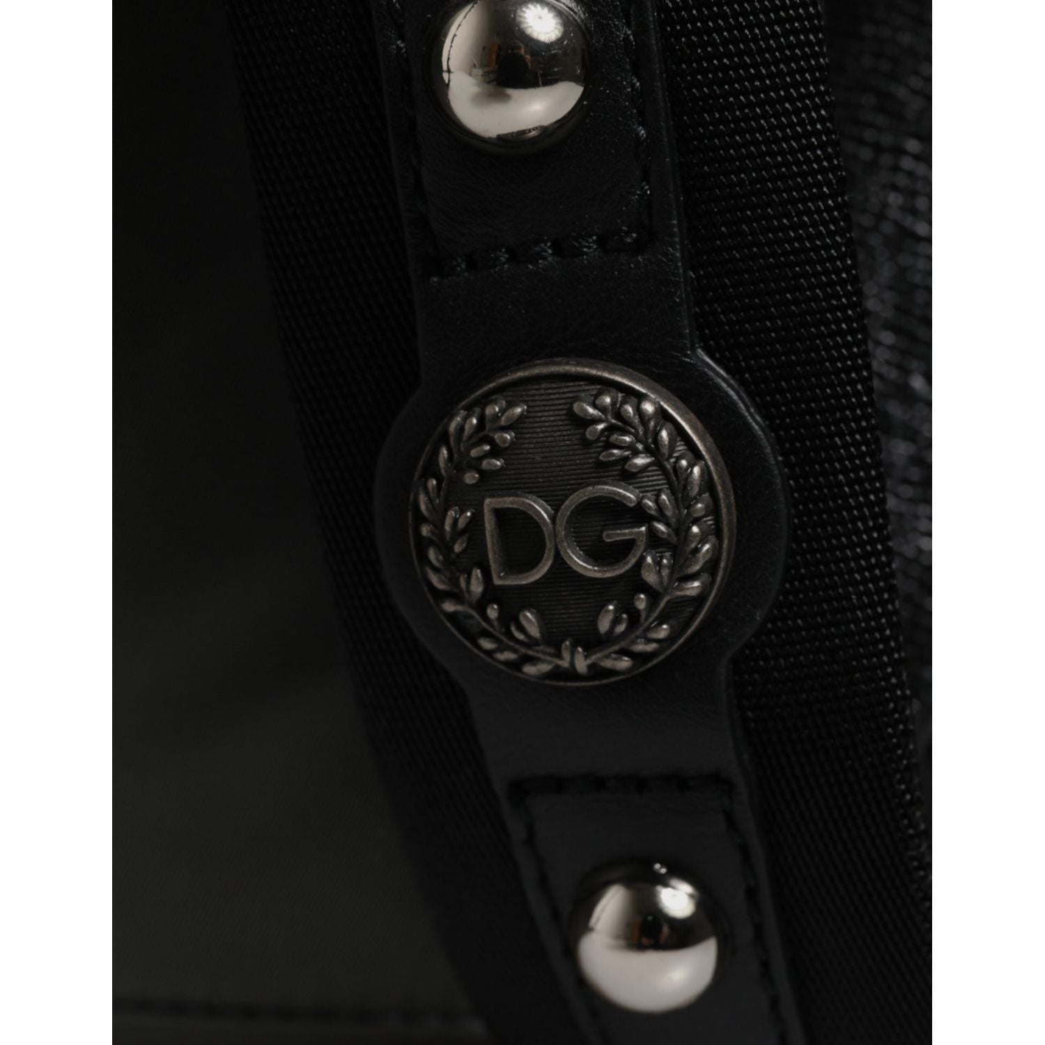 Front view with bag zipped and handles upright.