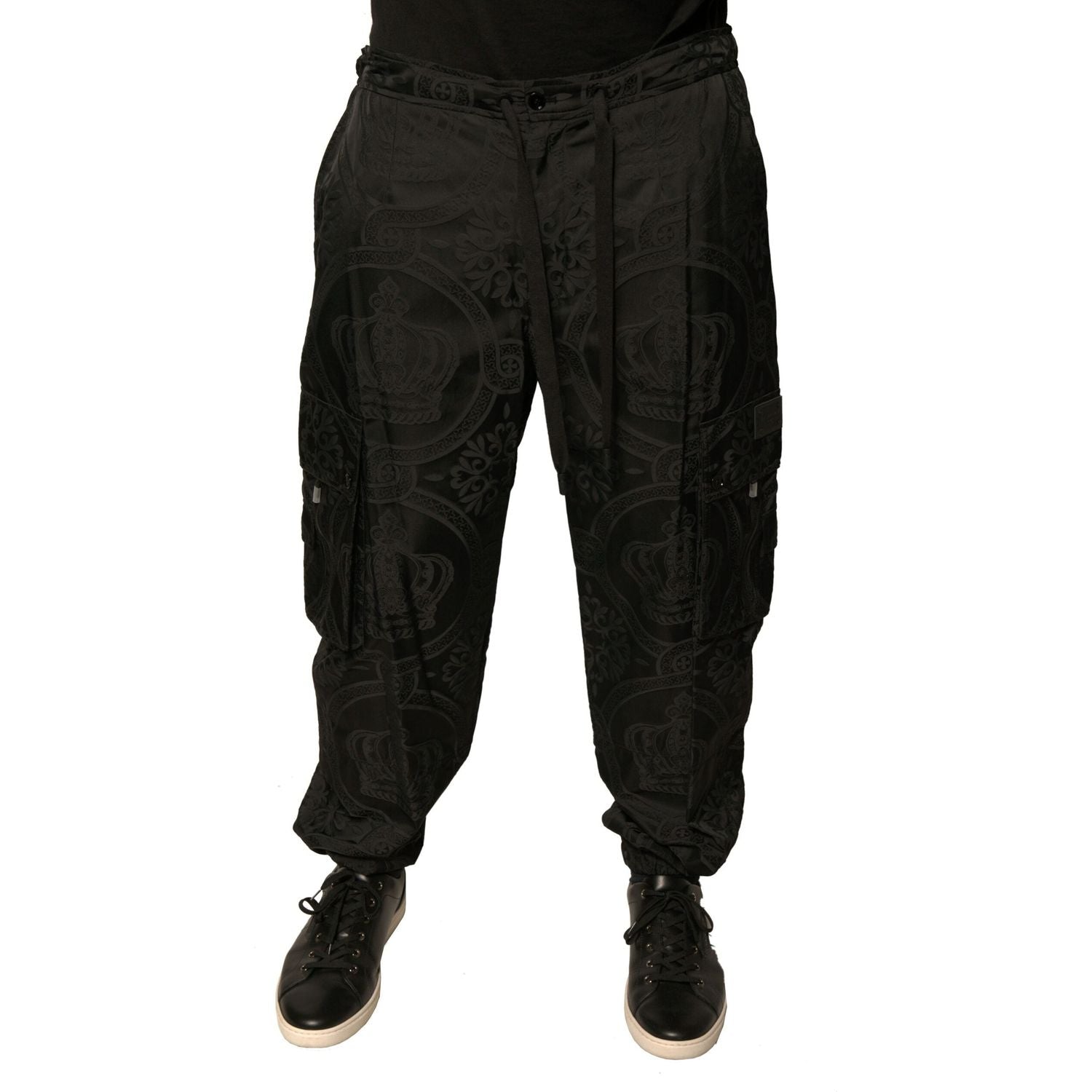 Front view with bag zipped and handles upright.