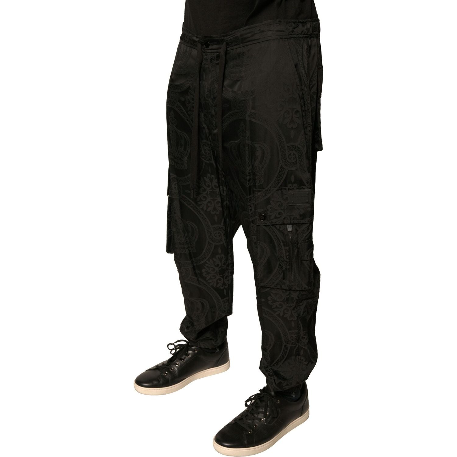 Front view with bag zipped and handles upright.