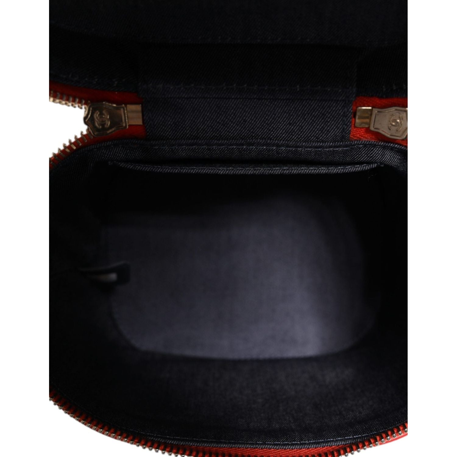 Front view with bag zipped and handles upright.