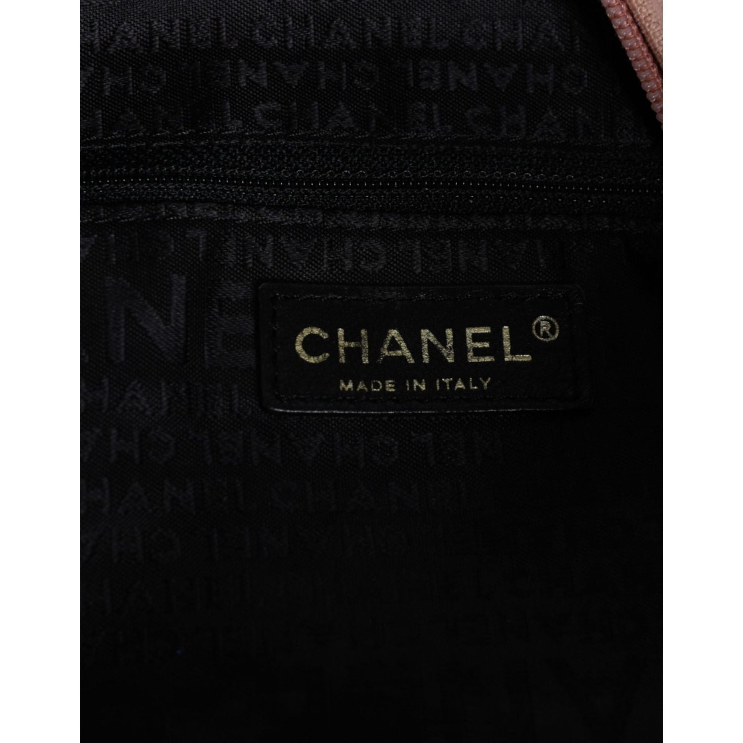 Front view with bag zipped and handles upright.