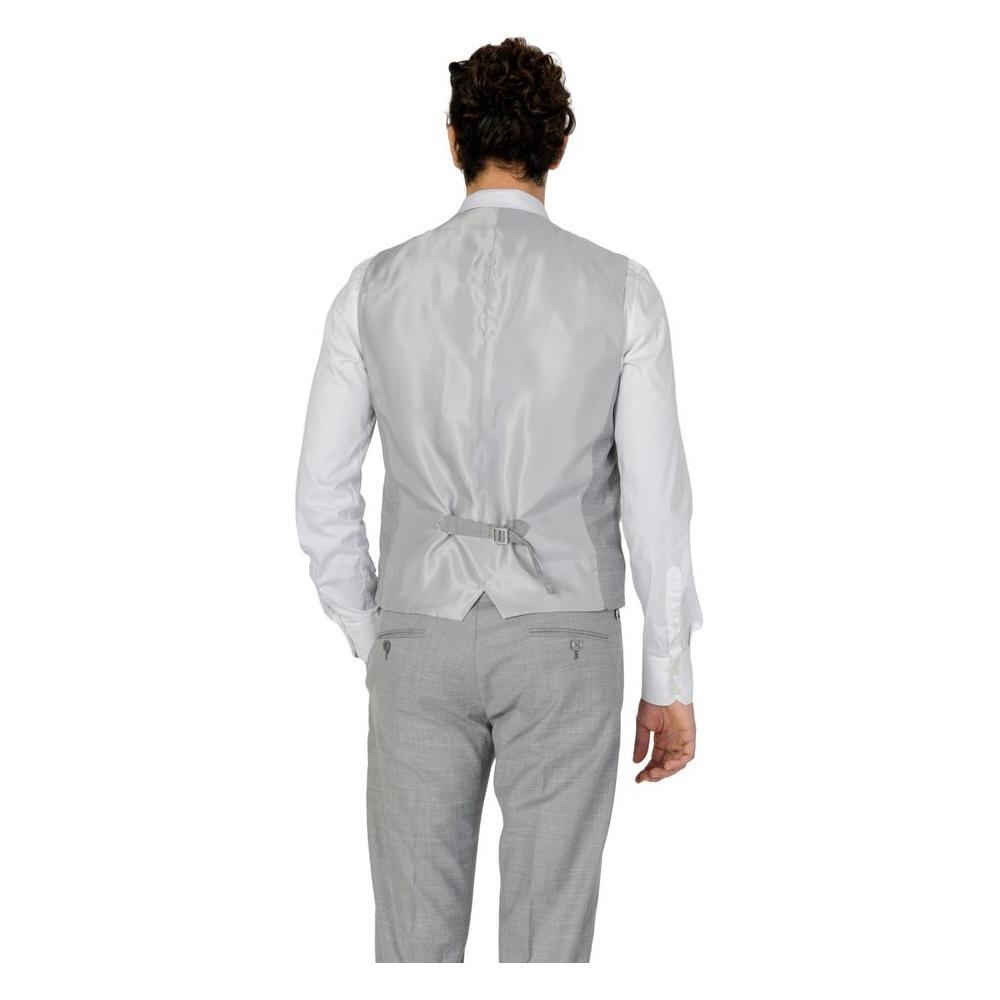 Front view with bag zipped and handles upright.