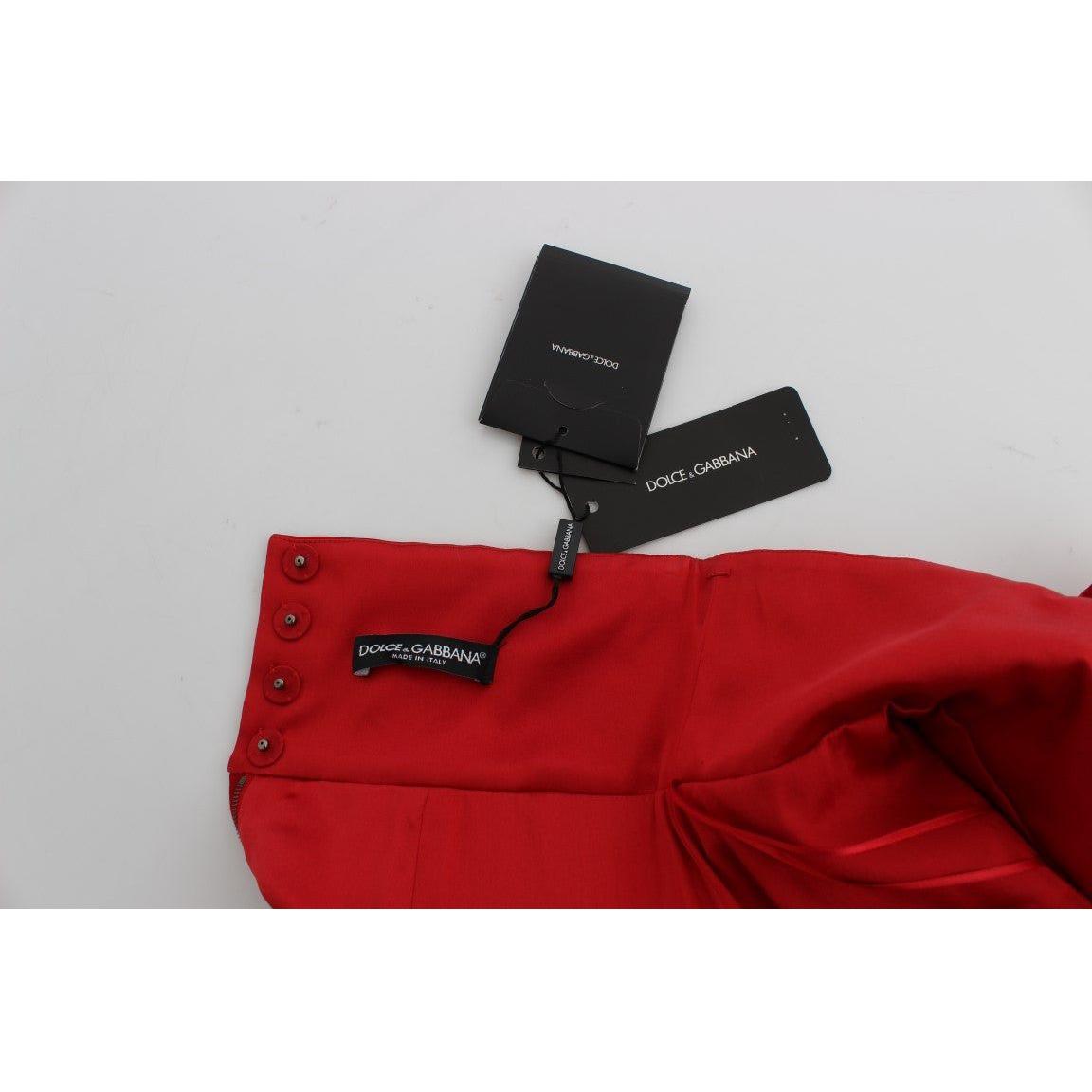 شورت دولتشي آند غابانا الأحمر المصنوع من الحرير والمزين بالكريستالات بخصر مرتفع