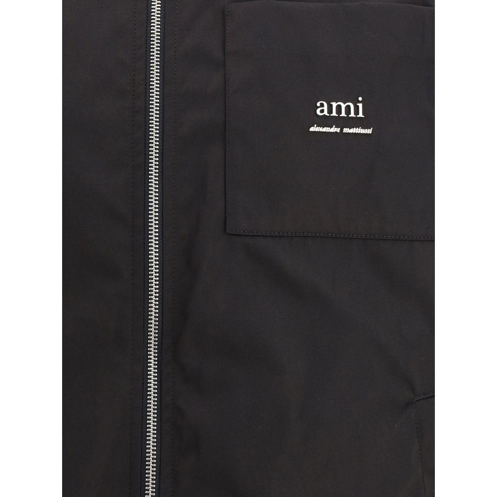 Front view with bag zipped and handles upright.